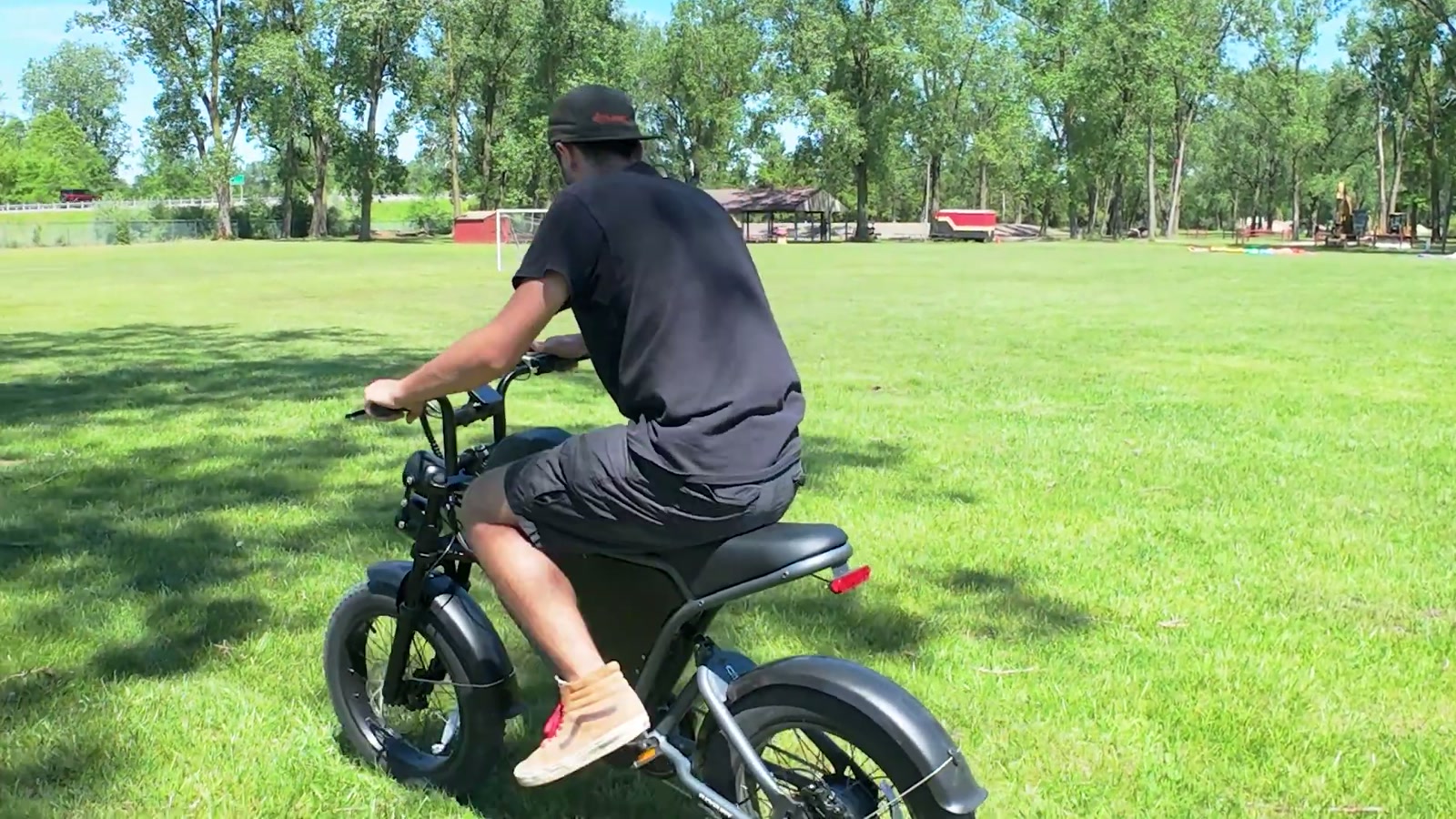 Video still from Puckipuppy Schnauzer E-Bike Review: A Comfy, Practical Cruiser With a Few Fit and Fork Quirks at 3:54