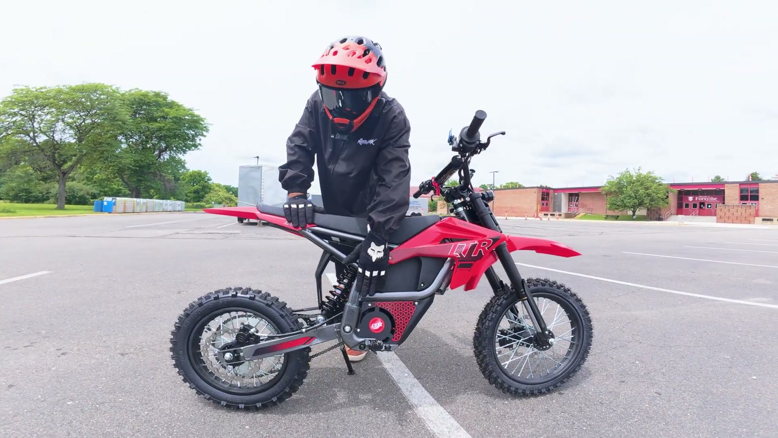 Video still from QWAYQ EM02 Mini Electric Dirt Bike Review: A Comfortable Little Ripper That Won’t Bite Back at 12:54