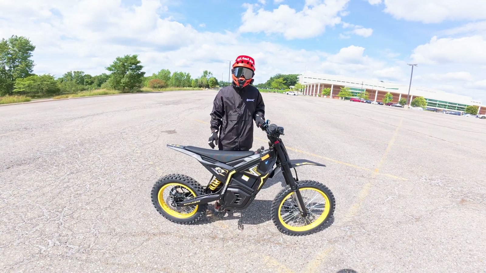 Video still from QWayQ EM04 Electric Dirt Bike Review: A 60V Ripster With a Seriously Good Tune at 12:47