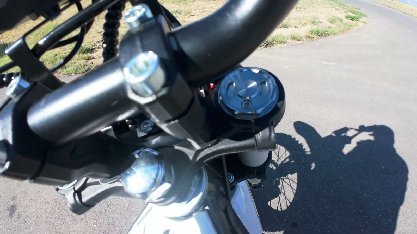Video still from Sykeruns X7 Electric Dirt Bike Review: A Smooth, 45 MPH Mini Ripper That's Built Right at 0:53